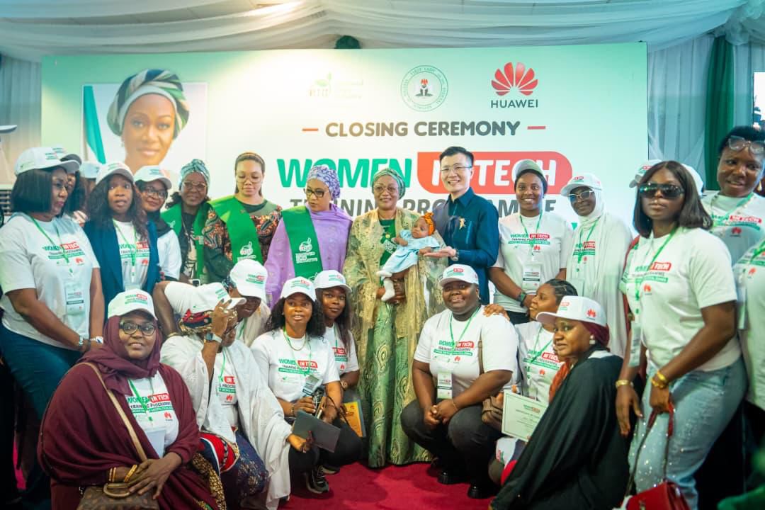 first lady - oluremi tinubu and the beneficiaries of the Huawei tech training program.